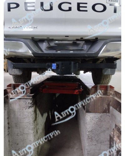 Фаркоп Peugeot Landtrek (з 2020-2025) Торцевой на болтах