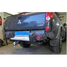 Фаркоп Mitsubishi L200 Європеєць (2006-2016) під квадрат. Авто з пластикової підніжкою