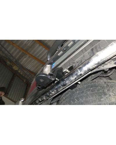 Фаркоп на Lexus LX 470 (1996-2007) під штатне місце.